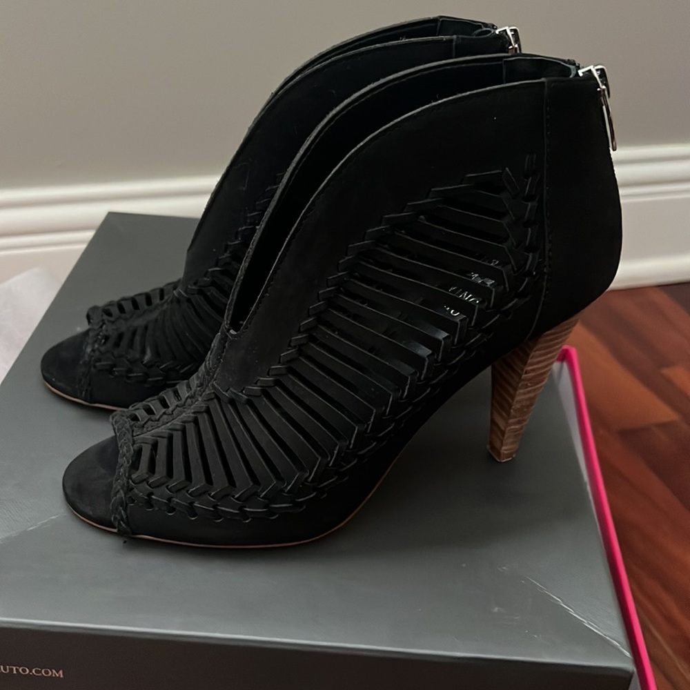Vince Camuto, black heels, size 6, new in box, cute and comfy